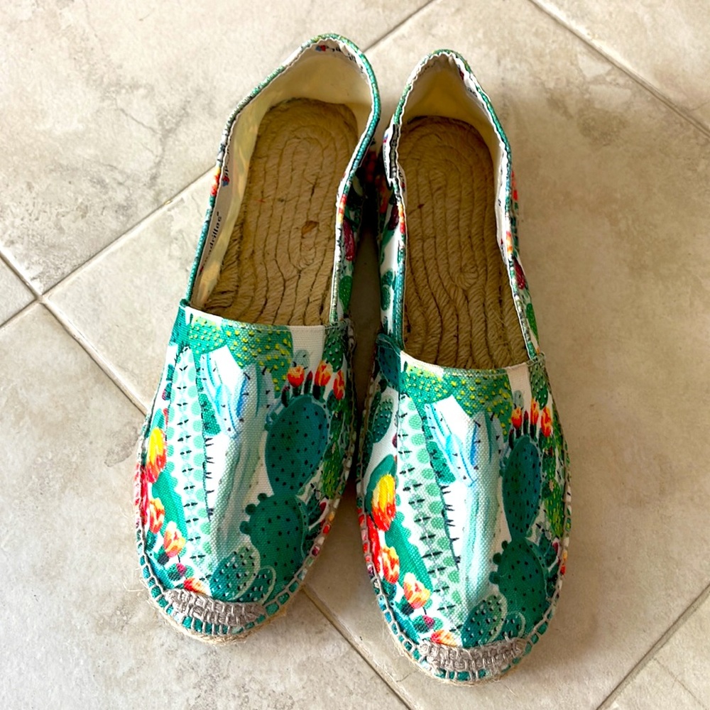 Espadrilles BRAND NEW. Green color. Size 40 (US 9)